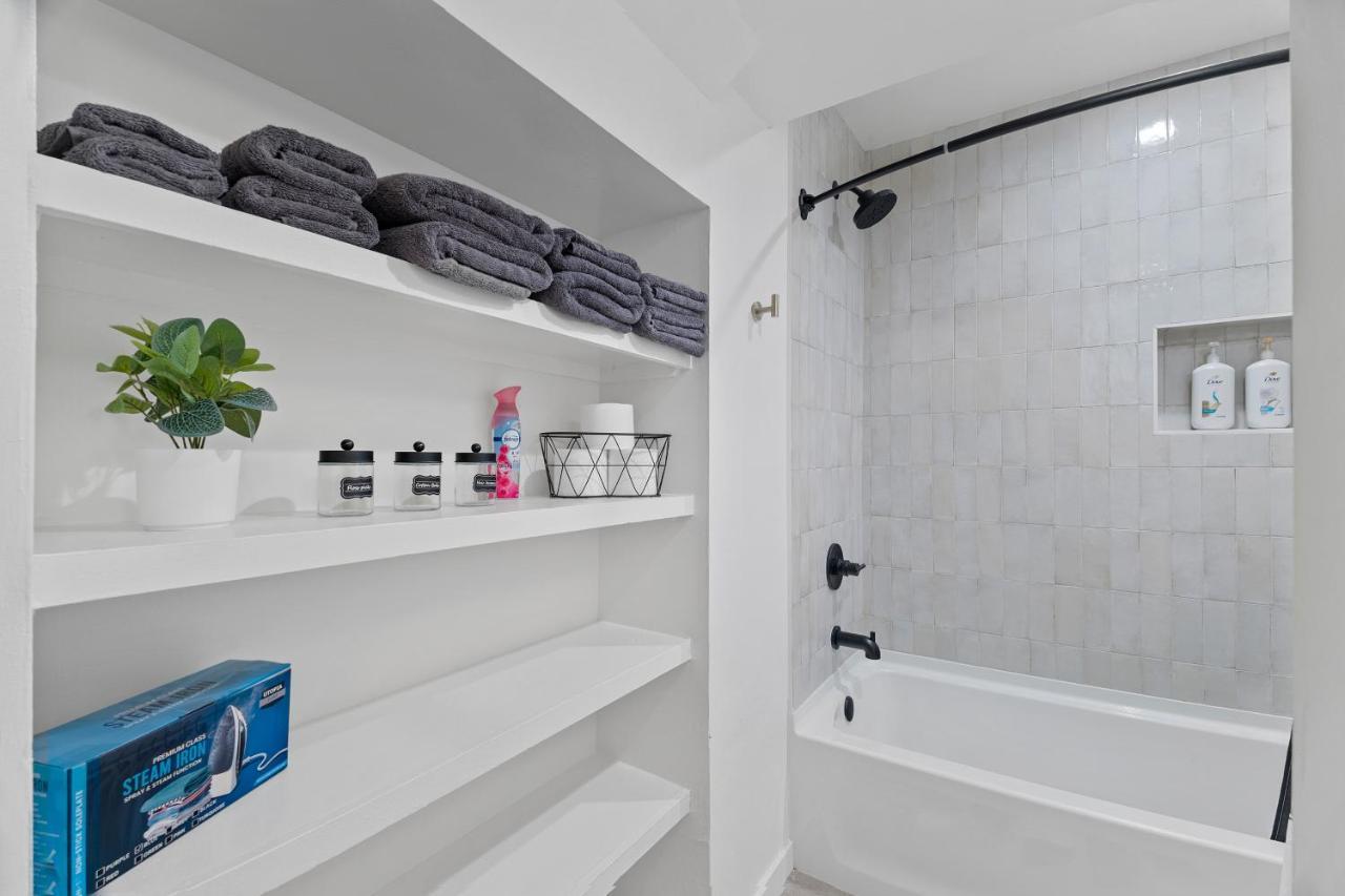 Stylish Phoenix Townhome - Foosball Table, Laundry, Parking! Экстерьер фото