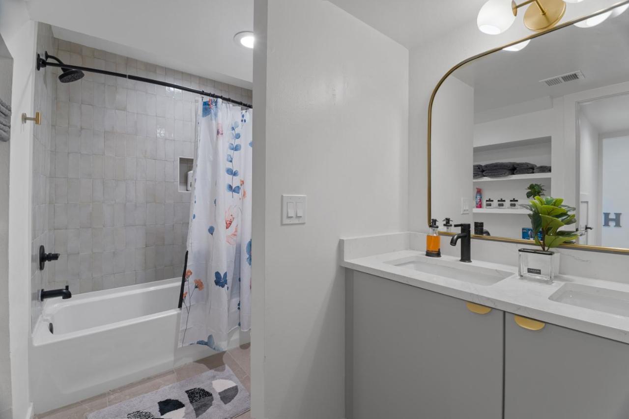 Stylish Phoenix Townhome - Foosball Table, Laundry, Parking! Экстерьер фото